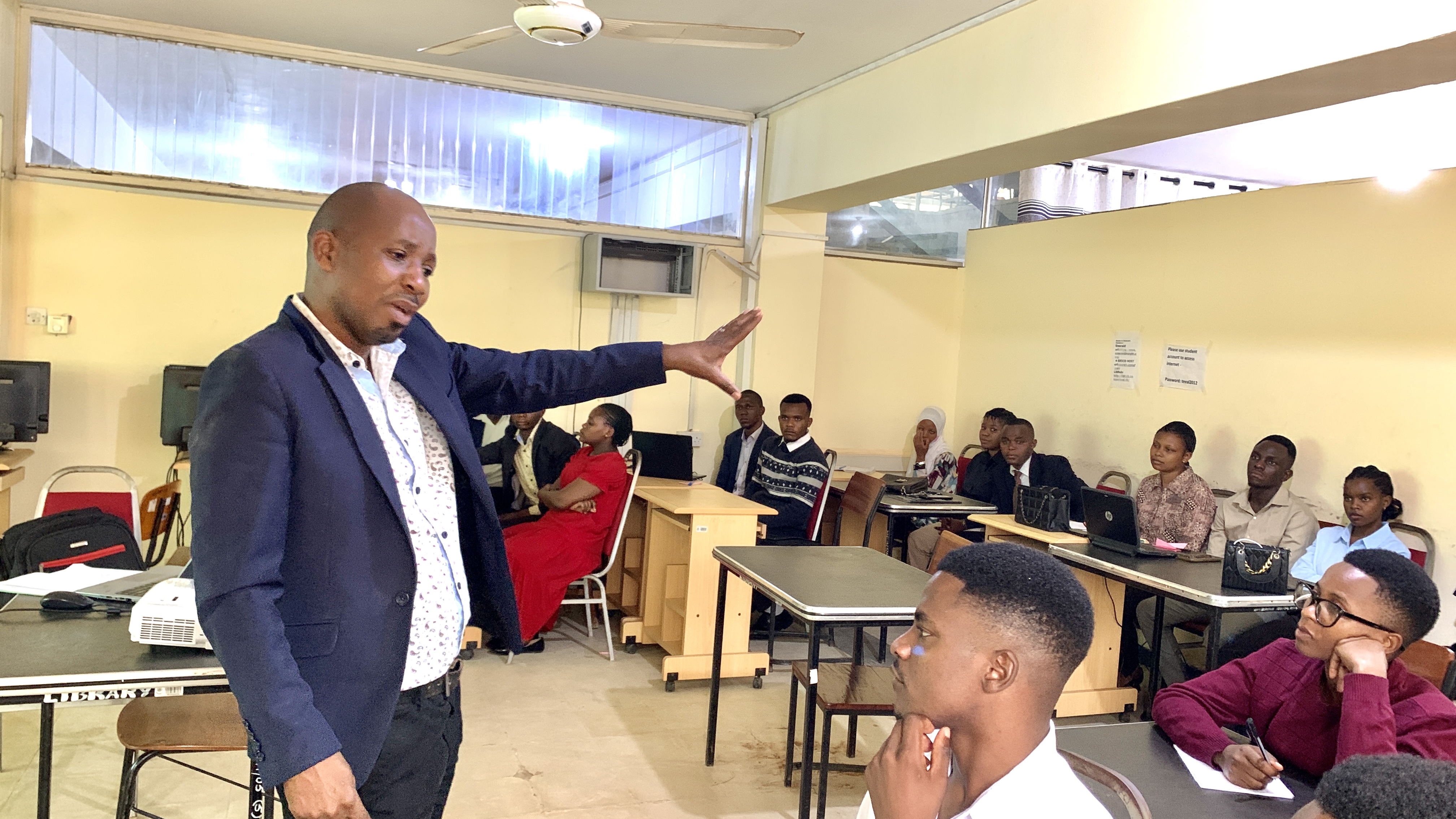 Talaba uning tizzalarini soradi